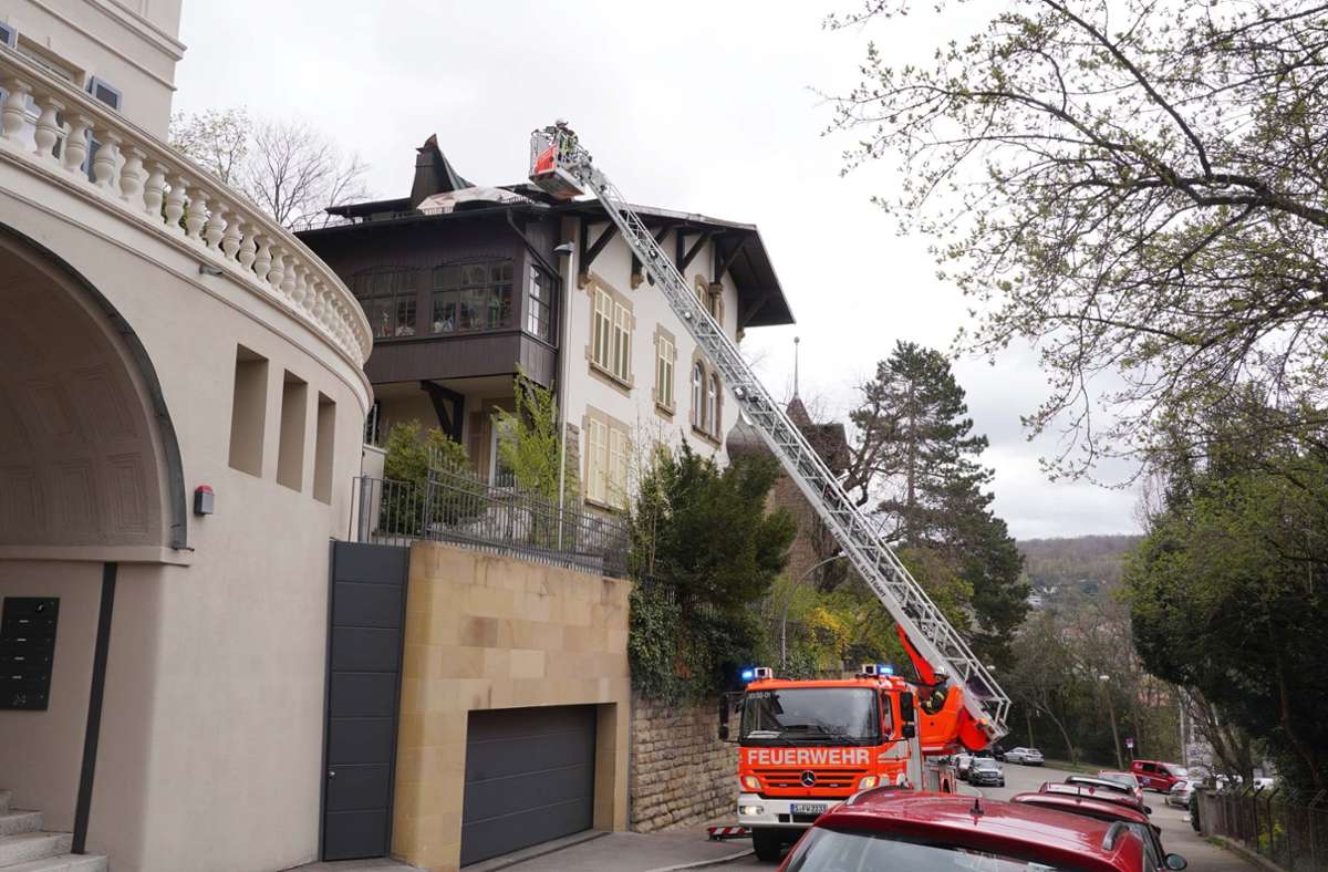 Die Feuerwehr ist mit einer Drehleiter in Stuttgart-Süd im Einsatz. Der Sturm löste dort ein Kupferdach von einem Haus.