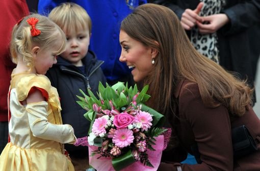 Im nordenglischen Grimsby besuchte die Herzogin von Cambridge unter anderem ein Fischereimuseum. Ihr Babybauch war dabei unter einem braunen Mantel mit hochsitzendem Gürtel nur schwer auszumachen. Foto: AP/dpa