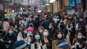 Passanten mit Mund-Nasen-Bedeckung füllen die Straße Londons. Trotz einer Rekordzahl von Coronavirus-Infektionen in Großbritannien strömten Tausende von Weihnachtseinkäufern ins Londoner West End. Foto: dpa/Tayfun Salci