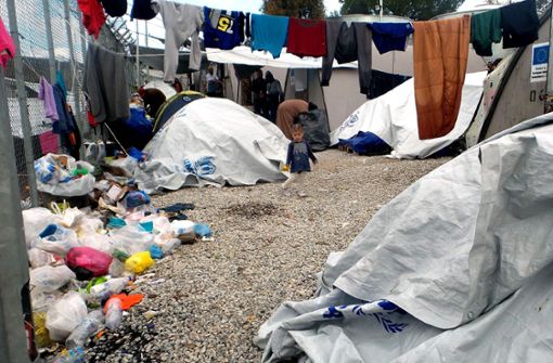 Ein Kind steht im Lager Moria auf Lesbos zwischen Zeltplanen. Foto: AFP