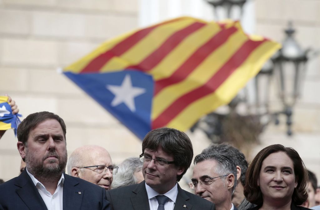 Der katalanische Regierungschef: Carles Puigdemont (Mitte) fordert von Spaniens König die Bereitschaft zur Vermittlung.