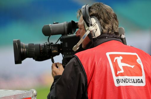 Drei Abonnements und mehr als ein halbes Dutzend Sender braucht der Fan, um alle Spiele der Bundesliga im TV verfolgen zu können. Foto: dpa-Zentralbild