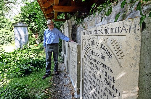 Gerhard Renz auf Spurensuche: er zeigt das Grabmal von Moritz  von Leiningen, davor liegt dessen Mutter Amalie begraben. Foto: factum/Bach