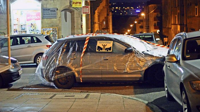 Aktivisten verpacken falsch abgestellte Autos