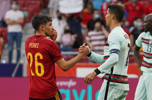 Jungstar trifft Superstar: Spaniens Pedri (li.) hat schon Bekanntschaft mit Portugals Cristiano Ronaldo gemacht. Foto: imago//Bagu Blanco