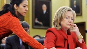 Hillary Clintons rechte Hand Huma Abedin (links im Bild). Foto: Spang