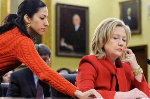 Hillary Clintons rechte Hand Huma Abedin (links im Bild). Foto: Spang