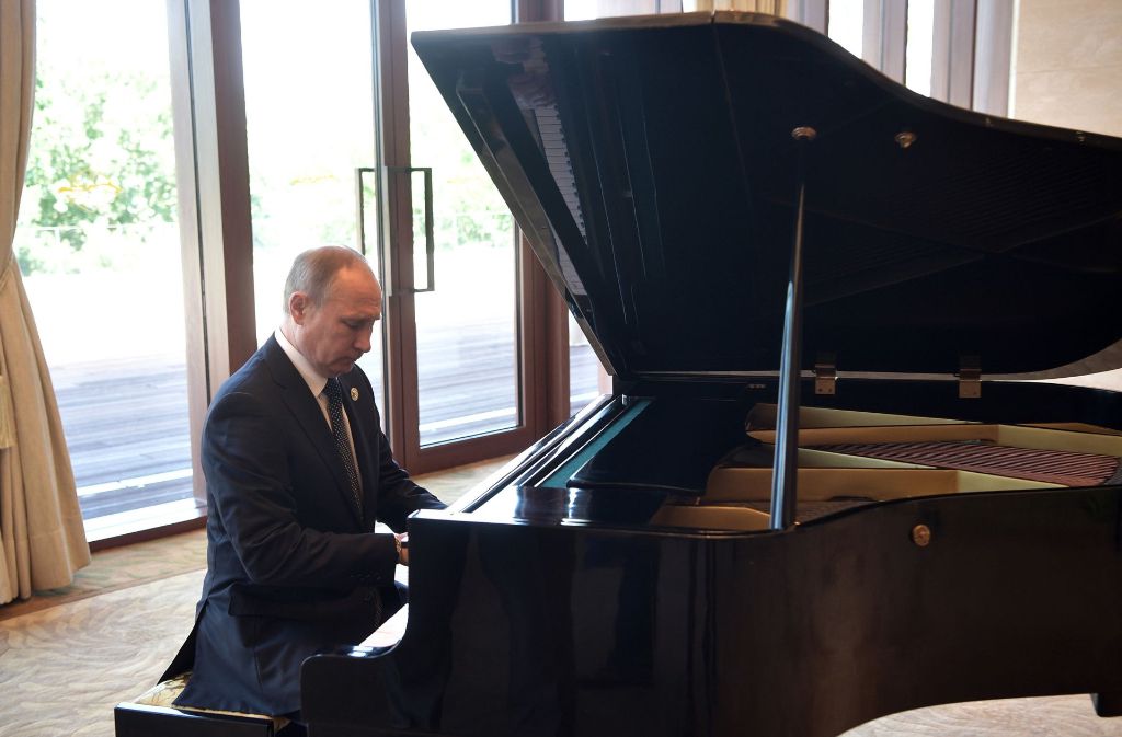 Ein Klavier, ein Klavier! – und Wladimir Putin an den Tasten. Foto: AP