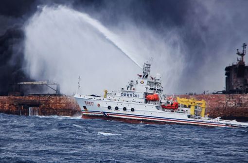 Ein Schiff löscht auf dem havarierten Tanker. Foto: AFP/Transport Ministry China