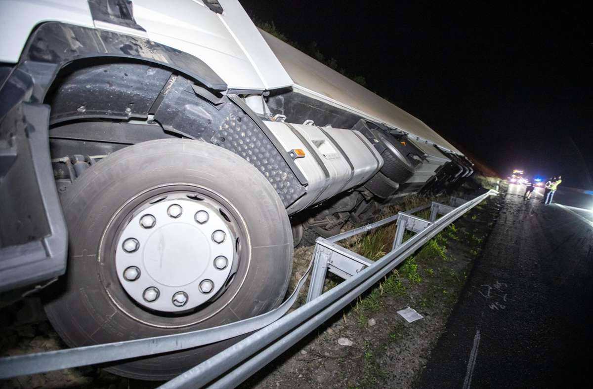 Ein 23-jähriger Sattelzugfahrer hatte die Kontrolle über das Fahrzeug verloren.