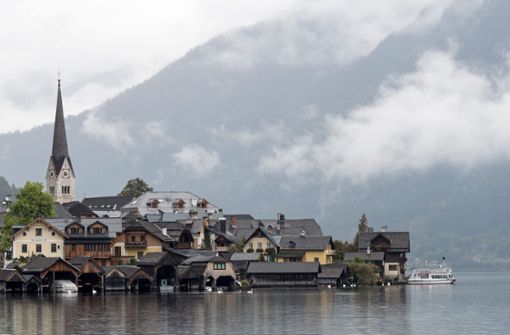 Das Panorama Hallstadts, das zum Unesco Weltkulturerbe gehört, am gleichnamigen See. Angesichts von einer Million Touristen pro Jahr zieht die kleine Gemeinde mit 770 Einwohnern in Österreich die Notbremse. Foto: dpa