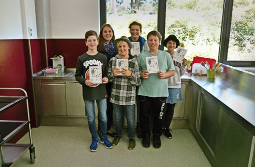 Die jungen Kochbuch-Autoren sind ganz schön stolz auf ihr Werk. Foto: Andrea Ertl