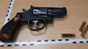 Zwei Männer mit geladenem Revolver erwischt und festgenommen