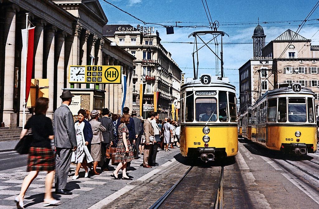 Die Straßenbahn vom Typ GT 4 ist in Stuttgart unvergessen: Hier fahren die Linien 6 und 14 noch oberirdisch über den Schlossplatz