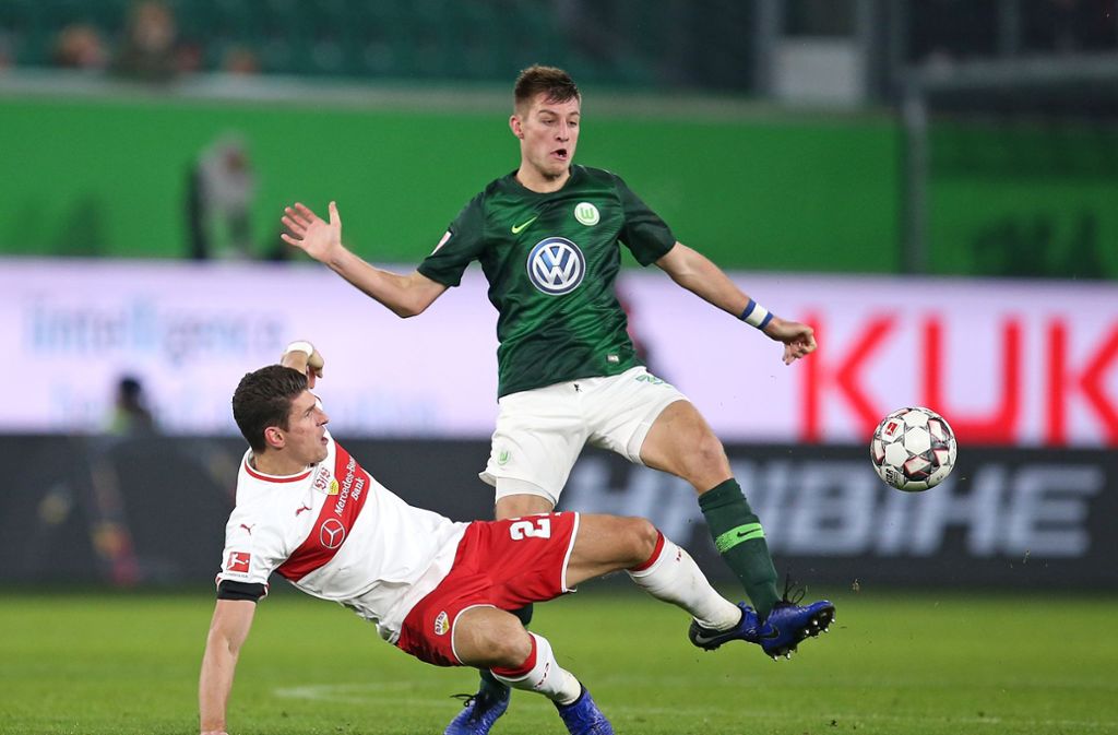 Mario Gomez im Zweikampf mit dem Wolfsburger Robin Knoche