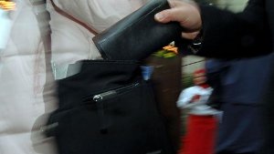 Ein Mann hatte es auf die Handtasche einer 94-Järigen abgesehen Foto: dpa