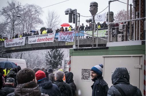 Bei der ersten Demo für den Diesel herrschte Schneetreiben. Dennoch kamen rund 250 Menschen. Foto: Lichtgut/Achim Zweygarth