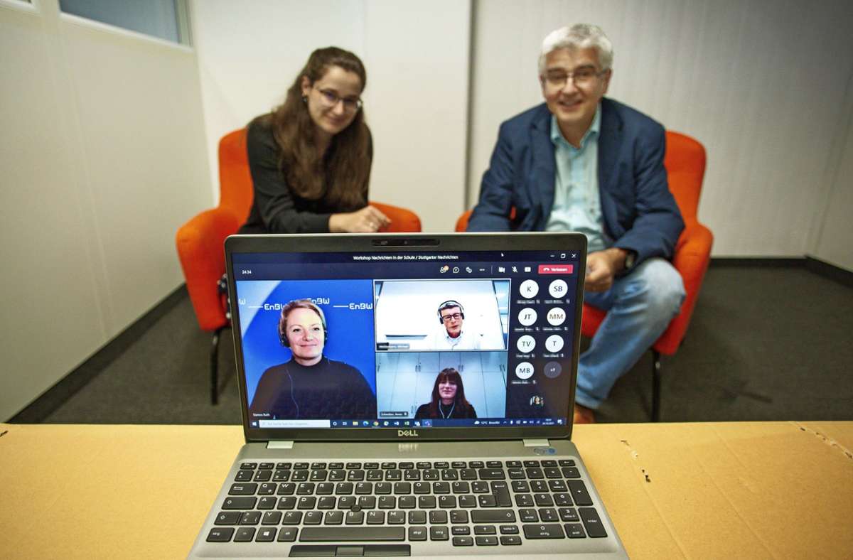 StN-Titelautor Klaus Köster (rechts) mit Volontärin Leonie Rothacker (links) beim digitalen Lehrerworkshop für das Projekt „Nachrichten in der Schule“. Foto: LICHTGUT/LICHTGUT/Leif Piechowski