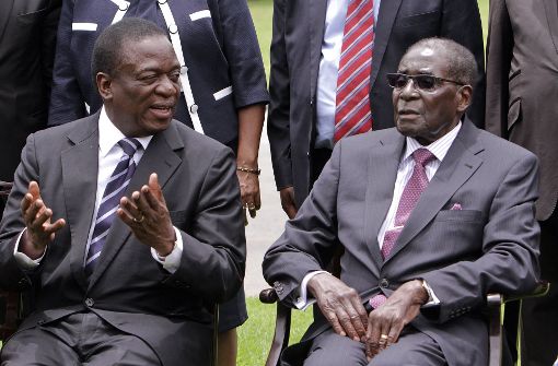 Den Machtkampf in Simbabwe mit Präsident Robert Mugabe (rechts) hat Emmerson Mnanagagwa (links) für sich entschieden. Foto: AP