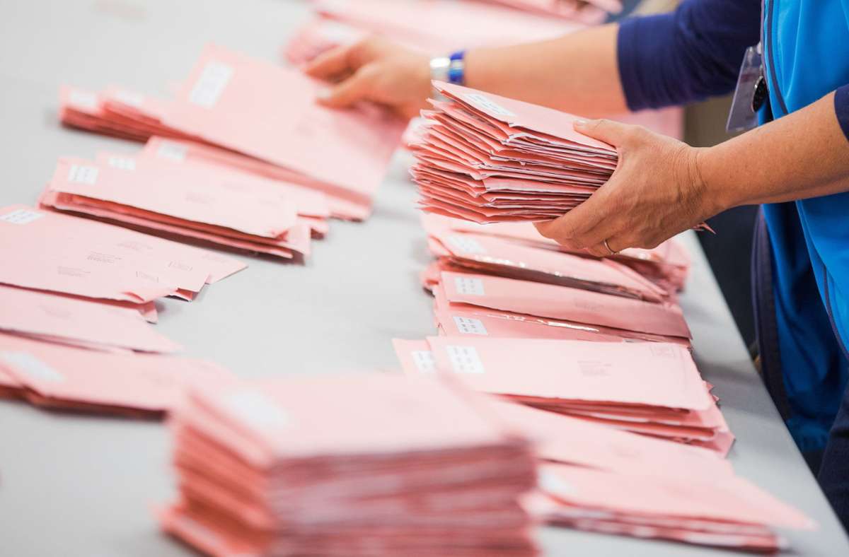 Fleißige Hände haben am Sonntagabend die Stimmen gezählt. Foto: dpa/Rolf Vennenbernd