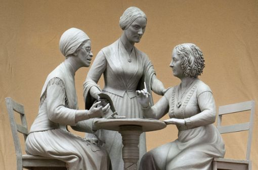 Sojourner Truth, Susan B. Anthony und Elizabeth Cady Stanton (von links) ziehen in den Central Park. Unser Fotos zeigt das Modell der Bildhauerin Meredith Bergmann für das Frauen-Denkmal. Foto: AP/Michael Bergman
