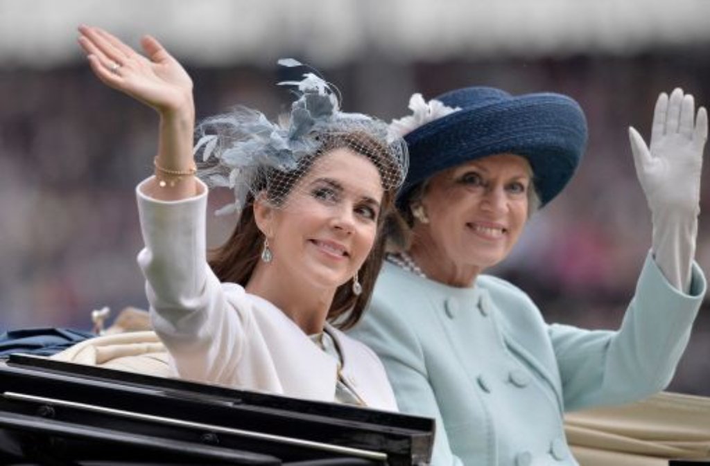 Kronprinzessin Mary von Dänemark und Prinzessin Benedikte von Dänemark fuhren zur Eröffnung des Turniers in der Landauer Kutsche des Königshauses ins Stadion ein. Foto: dpa/AP