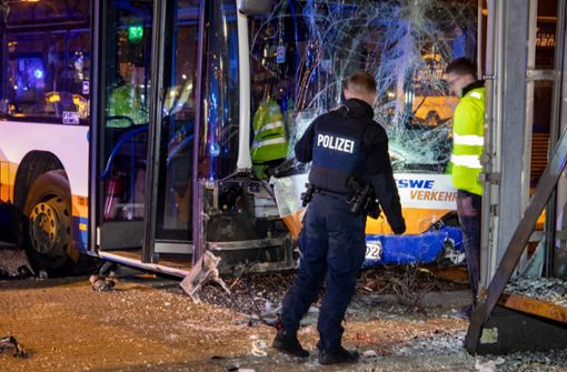 Beim Unfall sind in Wiesbaden 23 Menschen verletzt worden, ein Mann erlag seinen Verletzungen. Foto: dpa/Michael Ehresmann