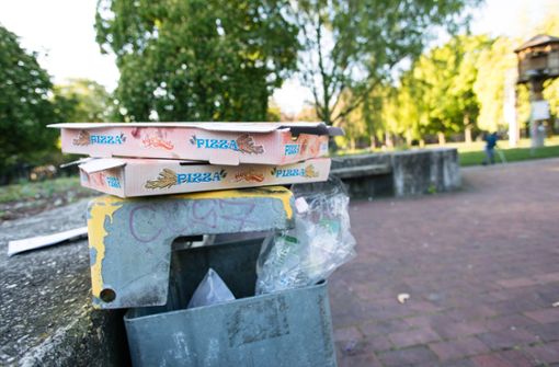 Im Stadtgarten an der Unibibliothek ist der Müll ein Dauerbrenner. Foto: Lichtgut/Verena Ecker