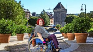 Viel zu steil: Die abschüssige Stelle beim Behördenzentrum in der Beblingerstraße am Parkhaus Marktplatz ist für Rollstuhlfahrer wie Birgit Huber ein schwer zu bewältigendes Hindernis. Foto: Ines Rudel
