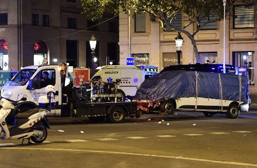 Der weißer Kleintransporter, mit dem die Terroristen den Anschlag in Barcelona verübt haben, wird abgeschleppt. Foto: AFP