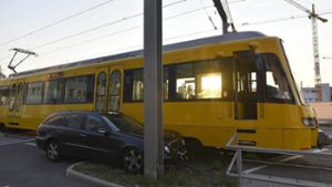 Ein Mercedesfahrer ist am Samstagabend mit einer Stadtbahn in Stuttgart-Vaihingen im Gewerbegebiet Am Wallgraben kollidiert. Foto: 7aktuell/Oskar Eyb