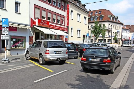 Der obere Teil der Unterländer Straße kann nur noch in Richtung Emil-Schuler-Platz befahren werden. Umgeleitet wird der Verkehr über die Güglinger Straße. Dort gab es am Mittwoch Probleme, weil ein verkehrswidrig abgestelltes Auto Foto: Bernd Zeyer