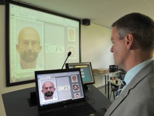 Kriminaloberkommissar Rainer Wortmann zeigt in der Polizeiakademie in Freiburg die Entstehung eines Phantombildes. Foto: dpa