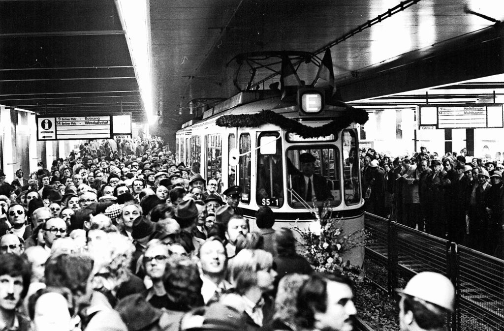 Die erste Fahrt der Straßenbahn am 9. April 1976