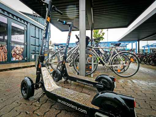So ordnungsgemäß wie hier am Bahnhof Renningen werden die E-Scooter leider nicht immer abgestellt. Foto: Simon Granville