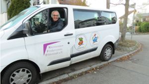 Karl Praxl ist stolz auf das   Suse-Mobil und dessen Einsatzmöglichkeiten Foto: Häusser