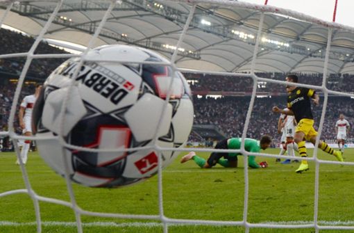 Leider viel zu häufig hat der Ball im Tornetz des VfB Stuttgart gezappelt. Foto: dpa