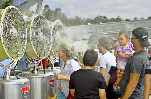 Heiß, heißer, Australien: Beim Tennisturnier im Januar 2017 kühlen sich hitzegeplagte Zuschauer ab. Foto: AFP