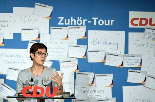 Pinnwand für die Diskussionsbeiträge: Die CDU-Generalsekretärin hatte bei ihren Auftritten im Südwesten eine Gedächtnisstütze im Gepäck. Foto: dpa