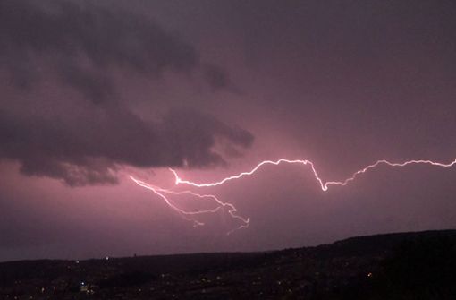 Gewaltige Blitze erhellten den Nachthimmel über Stuttgart. Foto: Andreas Rosar Fotoagentur-Stuttg/Andreas Rosar Fotoagentur-Stuttg