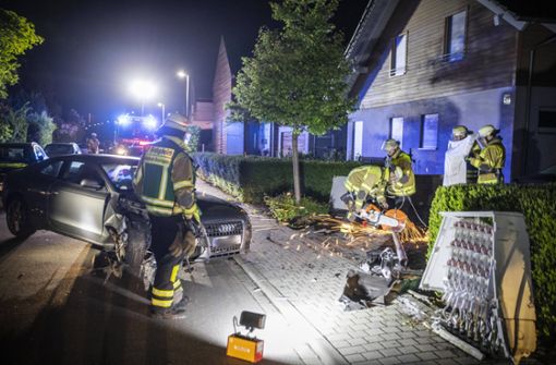 Ein 25-jähriger Autofahrer rammt eine Laterne und einen Stromverteilerkasten in Bietigheim-Bissingen. Foto: 7aktuell.de/Simon Adomat