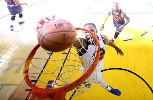 Kevin Durant  schwebt mit den Golden State Warriors über den Dingen – LeBron James hat  mit den Cleveland Cavaliers das Nachsehen Foto: Getty