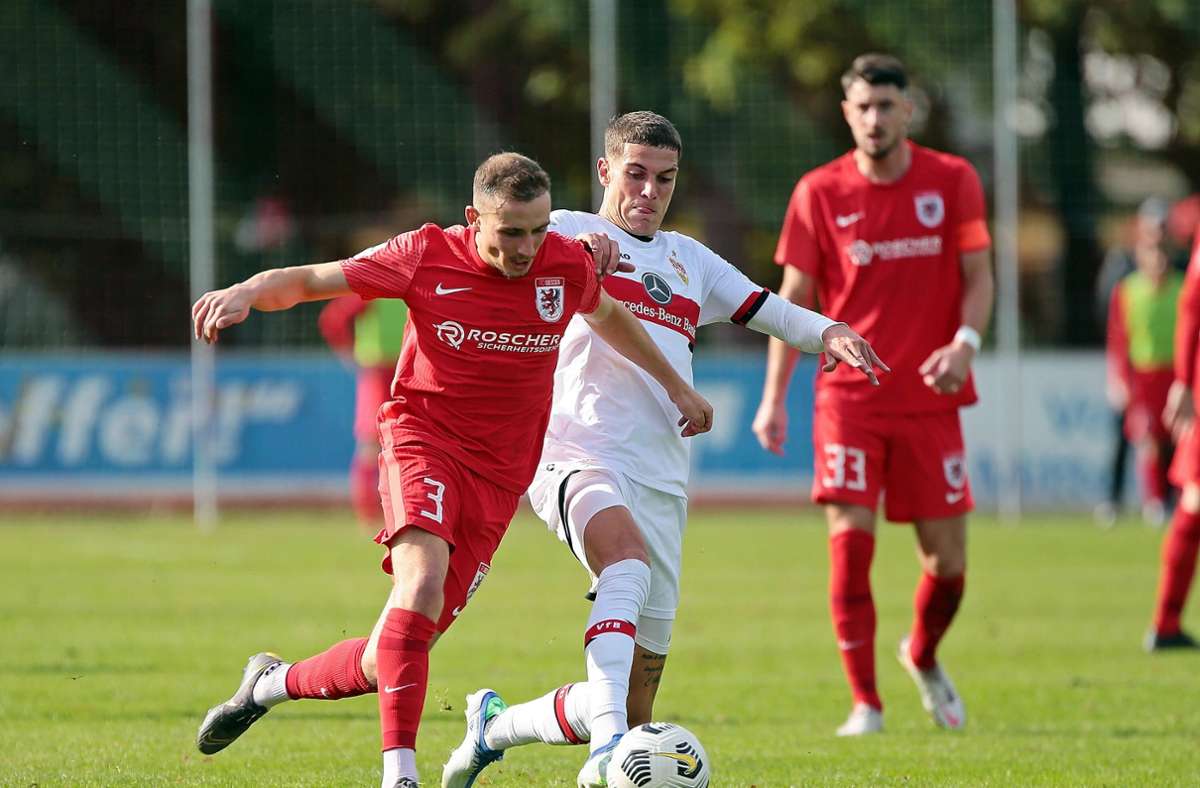 VfB-Spieler Luca Bazzoli (rechts) gegen Kristian Gaudermann – der VfB Stuttgart II lag nach nur 25. Minuten mit zwei Toren zurück.