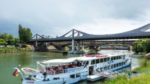 Alles im Fluss: die   Neckarbrücke mit dem abgehängten Fußgänger- und Radsteg Foto: sbp/Frank Schächner