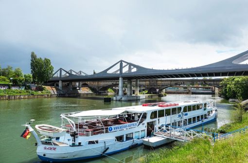 Alles im Fluss: die   Neckarbrücke mit dem abgehängten Fußgänger- und Radsteg Foto: sbp/Frank Schächner