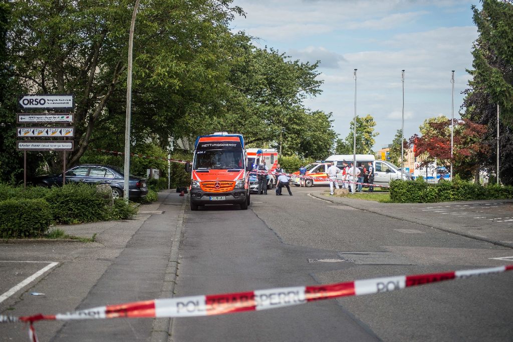 In Leinfelden-Echterdingen sind am Sonntagnachmittag zwei tote Menschen gefunden worden.