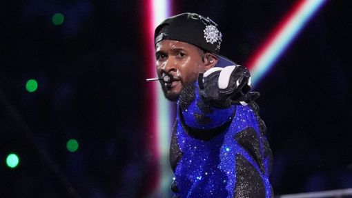Der US-amerikanische Singer-Songwriter Usher trat auch während der Halbzeitshow des Super Bowls LVIII in Las Vegas auf. Foto: AFP/TIMOTHY A. CLARY