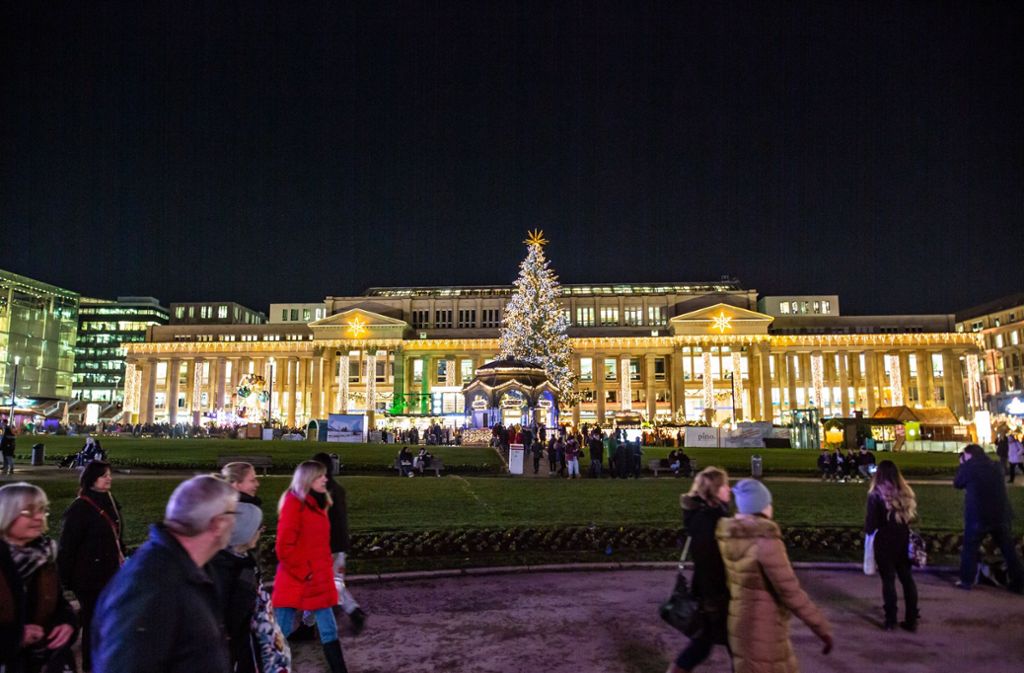 Rund 300 Stände fasst der Stuttgarter Weihnachtsmarkt. Um die 50 davon schmücken den Weg vom Schillerplatz zum Schlossplatz, wo auch der Wintertraum und die Eislaufbahn liegen.