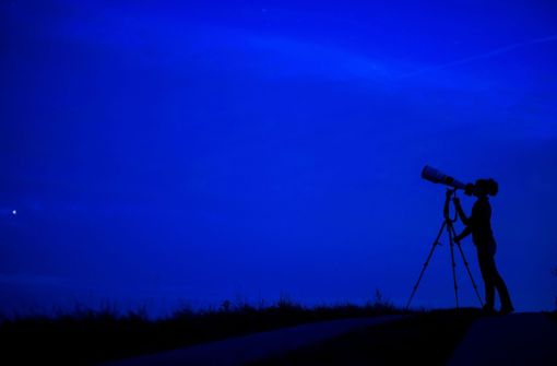 Eine Frau fotografiert den Nachthimmel über Rögnitz (Mecklenburg-Vorpommern) und versucht Sternschnuppen mit der Kamera aufzunehmen. Foto: dpa