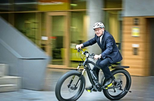 Verkehrsminister Winfried Hermann auf einem E-Mobil Foto: Lichtgut/Achim Zweygarth